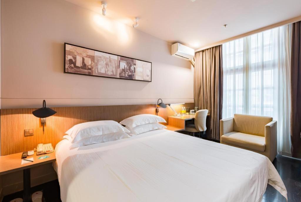 Jinjiang Select Nanjing Road Pedestrian Street Hotel