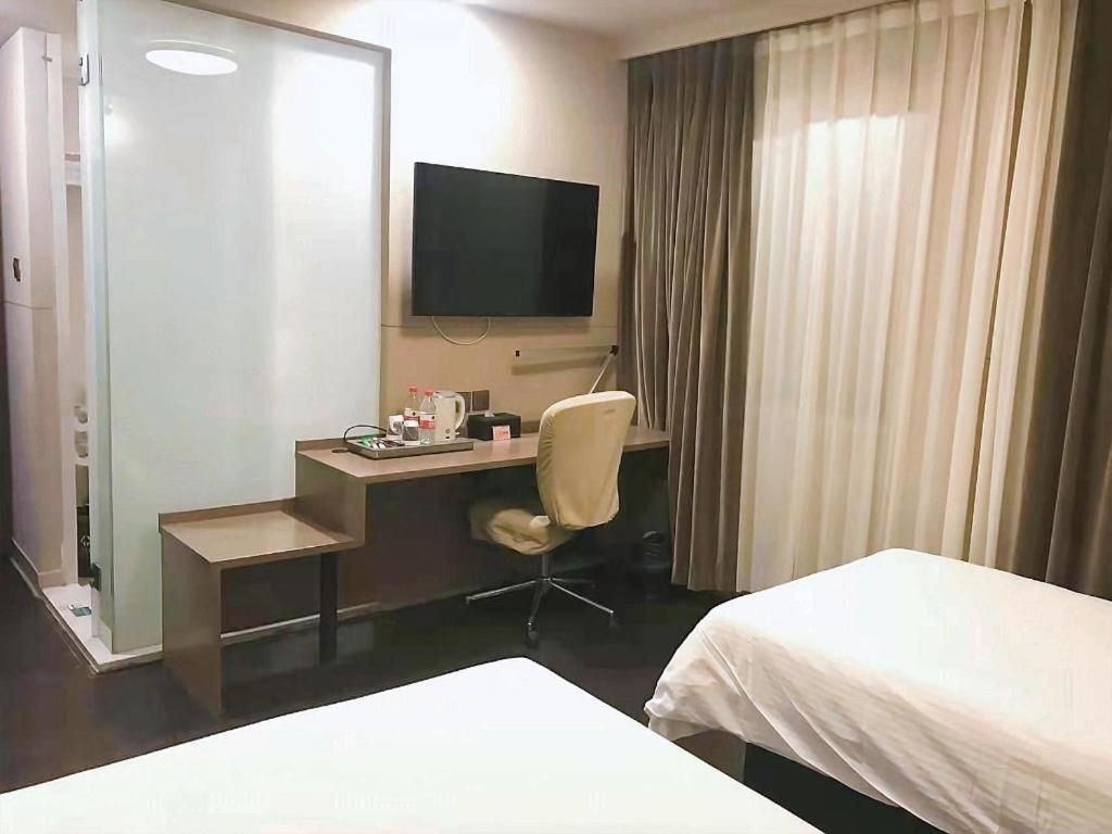 Jinjiang Select Nanjing Road Pedestrian Street Hotel 3*