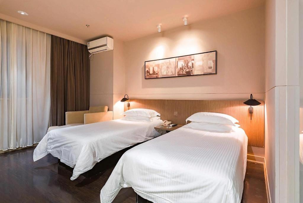 Jinjiang Select Nanjing Road Pedestrian Street Hotel 3*